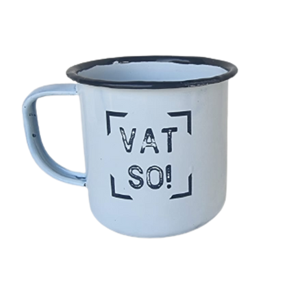 White enamel mug with with black writing on it. 'Vat so!'